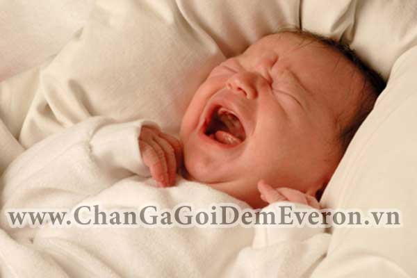 nguyen-nhan-khien-be-kho-ngu-hang-dem